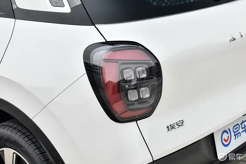 一款极度符合线;的小型车车 前置前驱+固定齿比